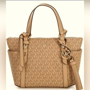 Michael Kors
Sullivan Signature Logo And Logo Charm Small Convertible Tote